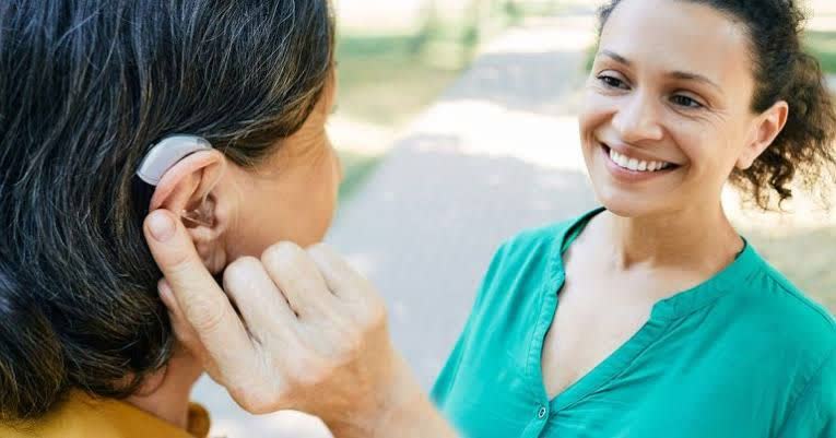 نگهداری و مراقبت از سمعک برای افزایش طول عمر